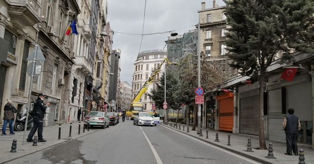 Fırtına nedeniyle uçan iskele vatandaşları korkuttu