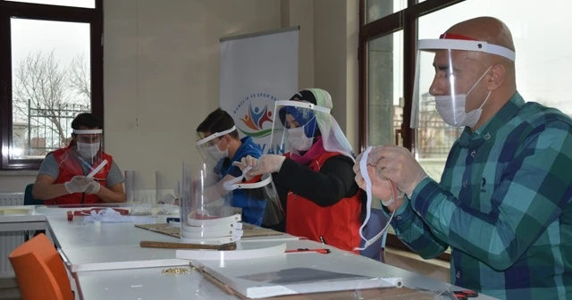 Gönüllü gençler günde 200 adet siperlik maske üretiyor