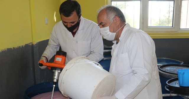 Gönüllü öğretmenler günde 10 ton dezenfektan üretiyor
