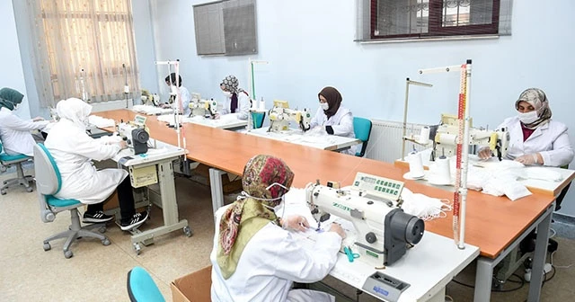 Gönüllü oldular, günde 2 bin maske üretiyorlar