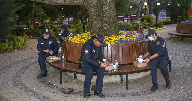 Görev başındaki polisler iftarlarını kumanya ile açtı