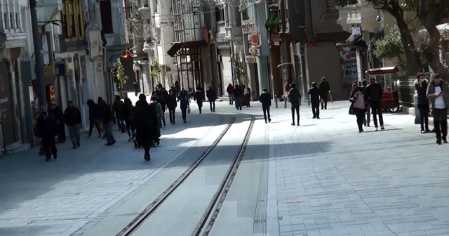 Güneşin kendini göstermesiyle Taksim’de insan hareketliliği yaşandı