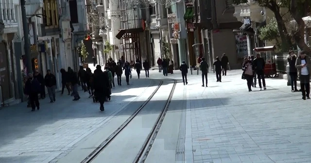 Güneşin kendini göstermesiyle Taksim’de insan hareketliliği yaşandı