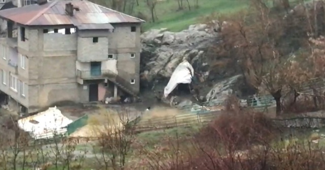 Hakkari&#039;de yağmur yağışıyla dere taştı