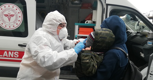 Hasta çocuklarıyla metrobüse geldiler çağrılan ambulans ile hastaneye götürüldüler