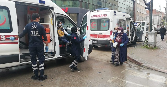 Hasta taşıyan ambulans otomobil ile çarpıştı