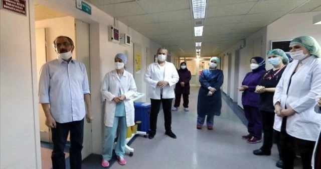 Hastanede duran kalbi yeniden çalıştırılan Kovid-19 hastası alkışlarla taburcu edildi
