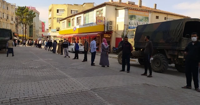 Hatay'da ATM kuyruğu