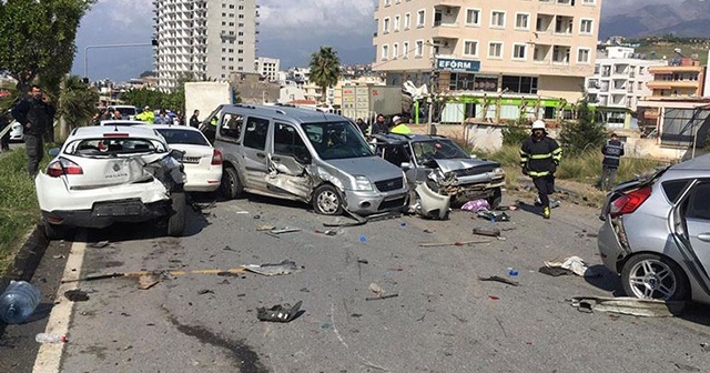 Hatay&#039;da freni boşalan tır çok sayıda araca çarparak durabildi