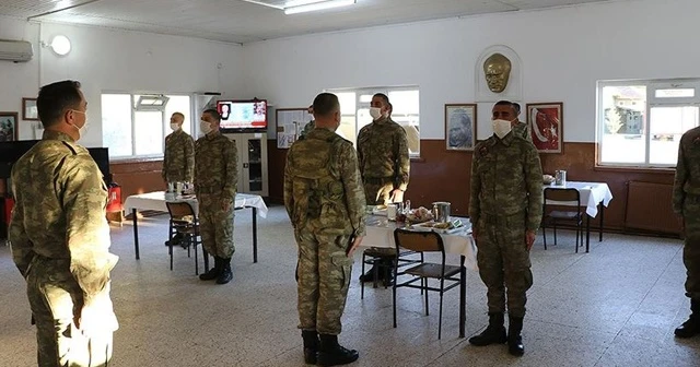 Hudut karakolundaki Mehmetçiğin iftarı