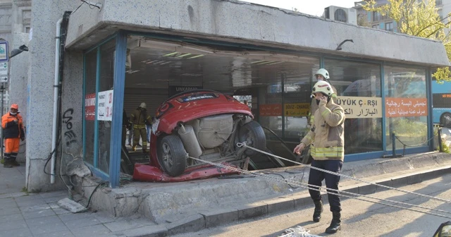 İETT otobüsüne çarpan araç Aksaray Yeraltı Çarşısı’na uçtu