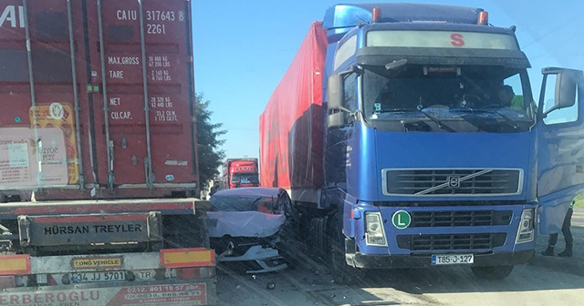 İki tırın arasına giren otomobil hurdaya döndü