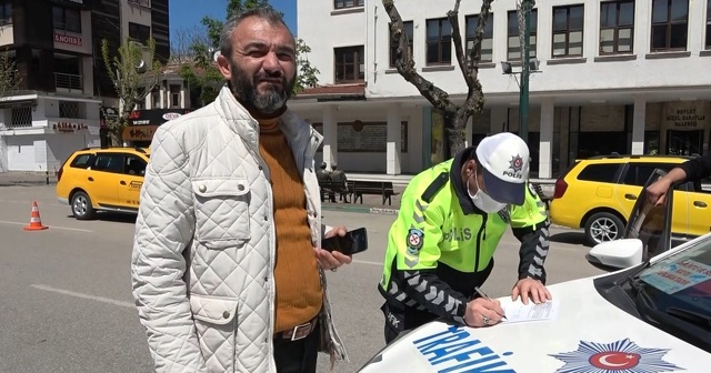 İkinci sokağa çıkma cezasını yedi, tutanağı yırtıp yere attı