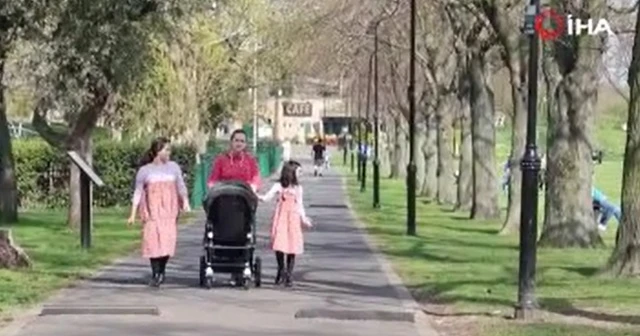 İngilizler, koronaya rağmen parklara akın etti