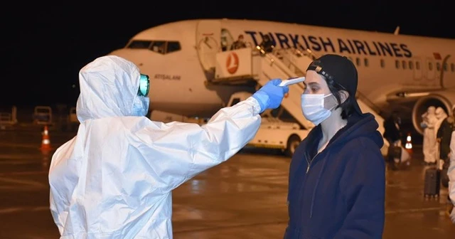 İrlanda'dan getirilen 115 Türk vatandaşı Kars'taki yurtlara yerleştirildi