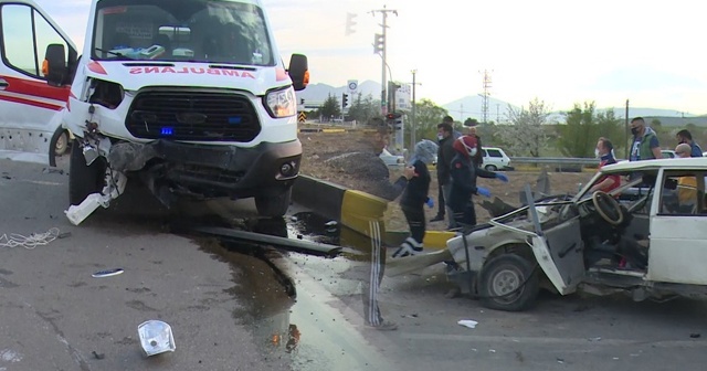 Isparta’da ambulans ile otomobil çarpıştı: 1’i ağır 2 yaralı