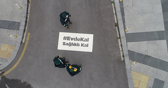 İstanbul'da cadde ve sokaklara yazılan " Evde Kal , Sağlıklı kal" yazıları havadan görüntülendi