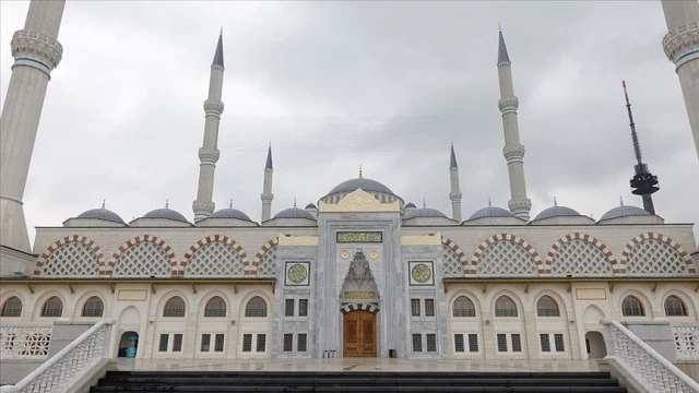 İstanbul'da camilerde cuma vaktinde sessizlik hakimdi