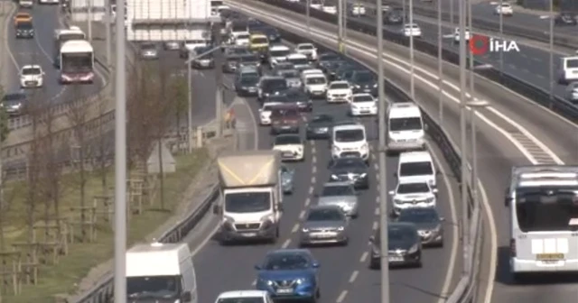 İstanbul’da eve dönüş trafiği eski günlerini aratmadı