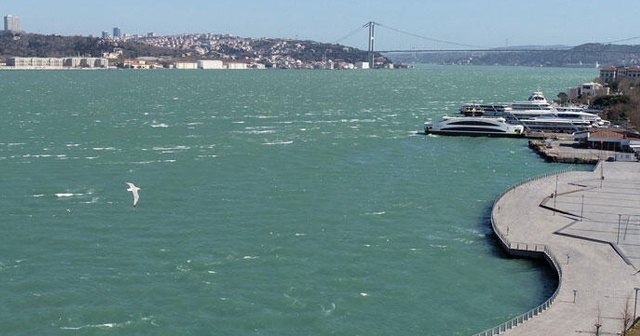 İstanbul’da fırtına boğazın rengini değiştirdi!