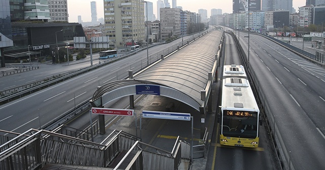 İstanbul&#039;da metrobüs, vapur ve otobüsler hizmet vermeye devam ediyor