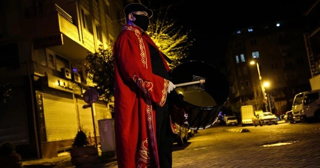 İstanbul&#039;da ramazan davulcuları maske takarak mesaiye başladı