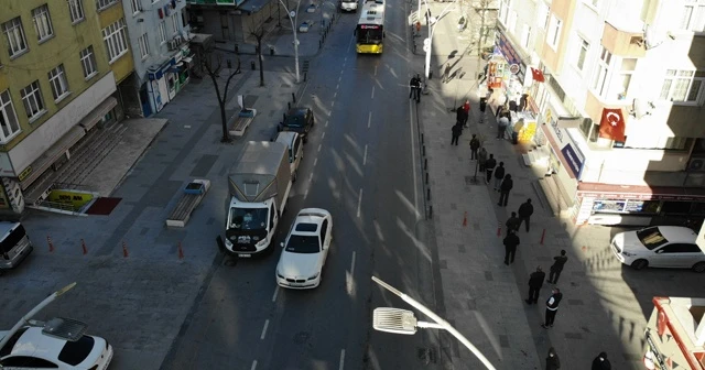 İstanbul’da sosyal mesafeli Ramazan pidesi kuyruğu havadan görüntülendi