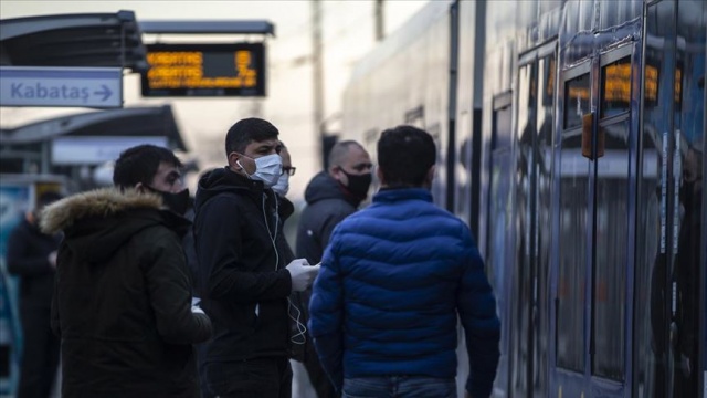 İstanbul&#039;da toplu ulaşım araçlarında maske kontrolü yapıldı