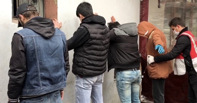 İstanbul’un göbeğinde sosyal mesafe uygulamasında torbacılara suçüstü