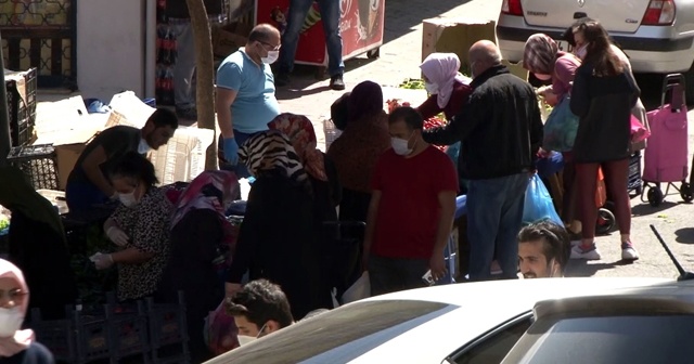 İstanbul’un göbeğinde sosyal mesafesiz ve seçmece pazar alışverişi