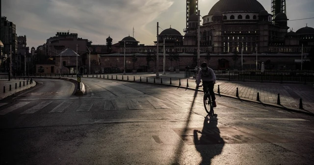 İstanbul sokaklarında koronavirüs sessizliği