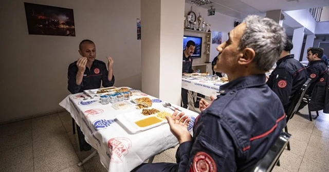 İtfaiyeciler bir kulakları ezanda, diğer kulakları telsizde oruç açtı