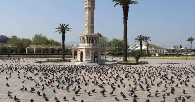 İzmir’de meydanlar güvercinlere kaldı