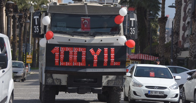 İzmir polisi, çocuklara bayram coşkusu yaşattı