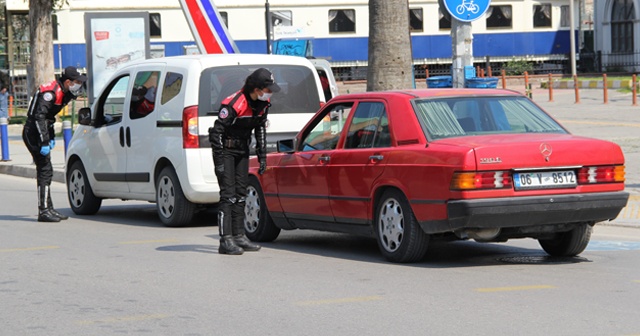 İzmir polisinden sokağa çıkma yasağının son gününde sıkı denetim