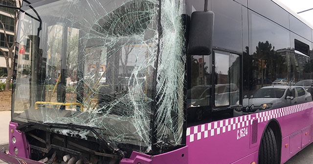 Kadıköy’de İETT otobüsü minibüse çarptı