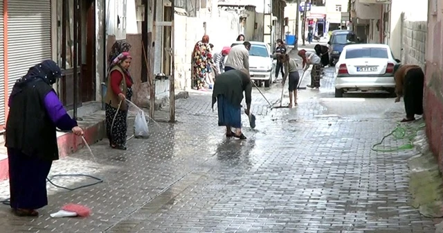 Kadınlar korona virüsüne karşı sokakları temizledi