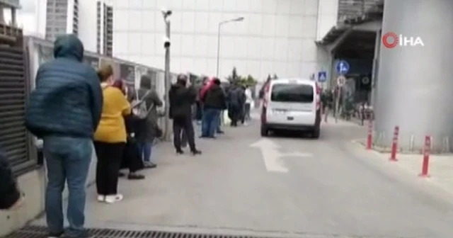 Kağıthane’de market önünde uzun kuyruk