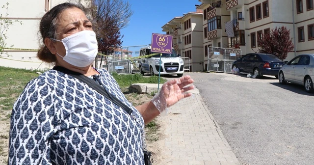 Karantinadaki evladı ve torunlarıyla uzaktan gözyaşlarıyla hasret giderdi