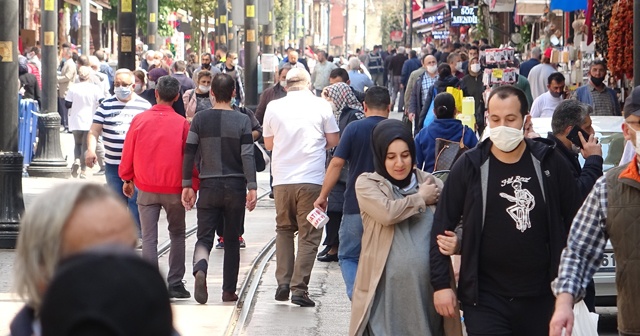 Kısıtlamaya saatler kala çarşı ve pazarlar doldu taştı