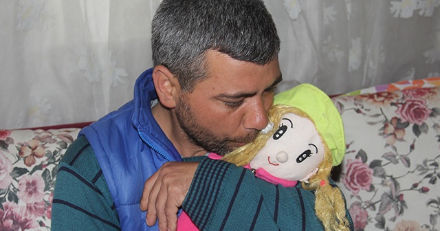 Kızı kaçırılan baba, oyuncak bebeğe sarılarak avunuyor