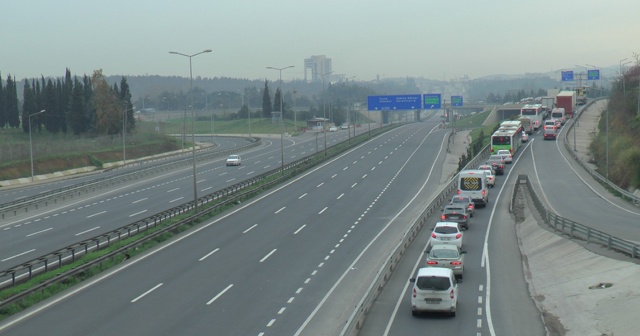 Kocaeli-İstanbul sınırında kilometrelerce araç kuyruğu oluştu