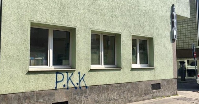 Köln&#039;de propaganda yapan PKK yandaşları cami duvarına boyayla yazı yazıp kaçtı