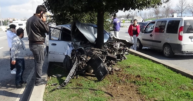 Kontrolden çıkan otomobil refüje daldı: 2 yaralı