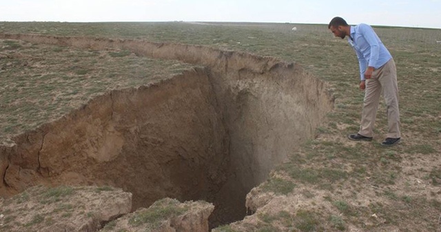 Konya Karapınar&#039;da 35 metre çapında 15 metre derinliğinde yeni obruk