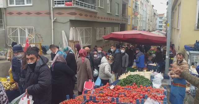 Koranavirüs riskine aldırmayan vatandaşlar pazar yerini doldurdu