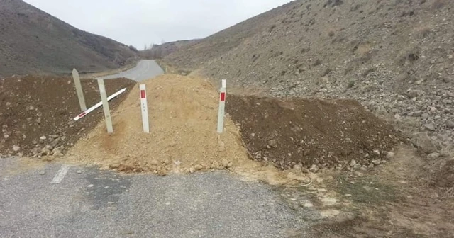 Korona virüs tedbiri için yolu kumla kapattılar