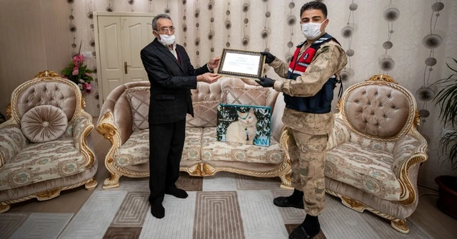 Korona virüslü hastaları bildiren muhtar ödül aldı