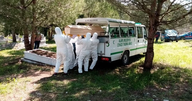 Koronadan ölen kadın damadı ve torunu tarafından toprağa verildi