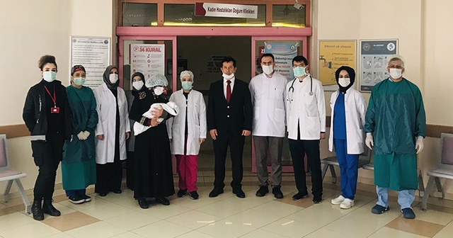 Koronavirüsü yenen 15 günlük bebek alkışlarla tabucu oldu